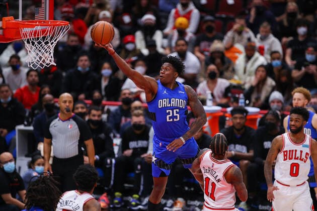 CHICAGO, IL - JANUARY 03: Orlando Magic Forward Admiral Schofield (25) drives to the basket for a layup during a NBA, Basketball Herren, USA game between the Orlando Magic and the Chicago Bulls on January 3, 2022 at the United Center in Chicago, IL. (Photo by Melissa Tamez Icon Sportswire) NBA: JAN 03 Magic at Bulls Icon22010329