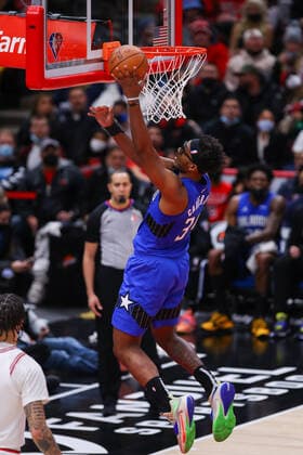 CHICAGO, IL - JANUARY 03: Orlando Magic Forward Wendell Carter Jr. (34) drives to the basket for a layup during a NBA, Basketball Herren, USA game between the Orlando Magic and the Chicago Bulls on January 3, 2022 at the United Center in Chicago, IL. (Photo by Melissa Tamez Icon Sportswire) NBA: JAN 03 Magic at Bulls Icon22010332