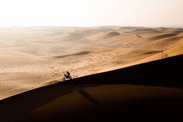 Bilder des Jahres 2022, Sport 01 Januar Sport Themen der Woche KW01 18 Price Toby (aus), Red Bull KTM Factory Racing, KTM 450 Rally Factory Replica, Moto, W2RC, action during the Stage 3 of the Dakar Rally 2022 between Al Qaysumah and Al Qaysumah, on January 4th 2022 in Al Qaysumah, Saudi Arabia - AUTO - DAKAR 2022 - STAGE 3 DPPI Panoramic  20220104_FGOO5635