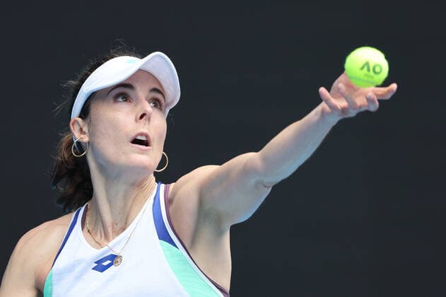 January 4, 2022: Alize Cornet of France serves against Naomi Osaka of Japan during their first round women s singles match at the WTA, Tennis Damen Melbourne Summer Set tennis tournament ahead of the Australian Open Grand Slam in Melbourne, Australia. Cal Media. Osaka won 64 36 63 Melbourne Australia - ZUMAc04_ 20220104_zaf_c04_012 Copyright: xSydneyxLowx