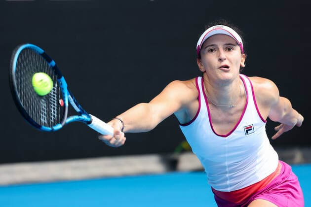 January 4, 2022: Irina-Camelia Begu of Romania in action against Jessica Pegula of the US during their first round women s singles match at the WTA, Tennis Damen Melbourne Summer Set tennis tournament ahead of the Australian Open Grand Slam in Melbourne, Australia. Cal Media. Begu won 76 63 Melbourne Australia - ZUMAc04_ 20220104_zaf_c04_022 Copyright: xSydneyxLowx