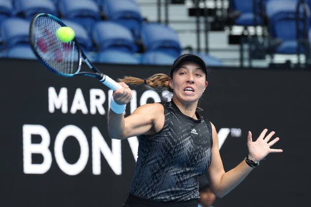 January 4, 2022: Jessica Pegula of the US in action against Irina-Camelia Begu of Romania during their first round women s singles match at the WTA, Tennis Damen Melbourne Summer Set tennis tournament ahead of the Australian Open Grand Slam in Melbourne, Australia. Cal Media. Begu won 76 63 Melbourne Australia - ZUMAc04_ 20220104_zaf_c04_028 Copyright: xSydneyxLowx