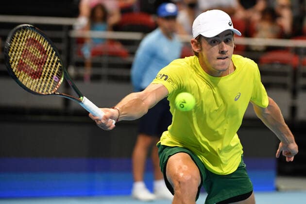 TENNIS ATP, Tennis Herren CUP, Australia?s Alex de Minaur plays a shot during his match against Russia?s Daniil Medvedev on Day 4 of the ATP Cup tennis tournament at Judos Arena in Sydney, Tuesday, January 4, 2022. ( NO ARCHIVING, EDITORIAL USE ONLY, NO USE IN BOOKS WITHOUT CONSENT SYDNEY NSW AUSTRALIA  Copyright: xMICKxTSIKASx 20220104001610732894