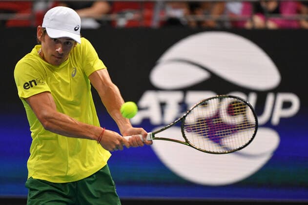 TENNIS ATP, Tennis Herren CUP, Australia?s Alex de Minaur plays a shot during his match against Russia?s Daniil Medvedev on Day 4 of the ATP Cup tennis tournament at Judos Arena in Sydney, Tuesday, January 4, 2022. ( NO ARCHIVING, EDITORIAL USE ONLY, NO USE IN BOOKS WITHOUT CONSENT SYDNEY NSW AUSTRALIA  Copyright: xMICKxTSIKASx 20220104001610732913