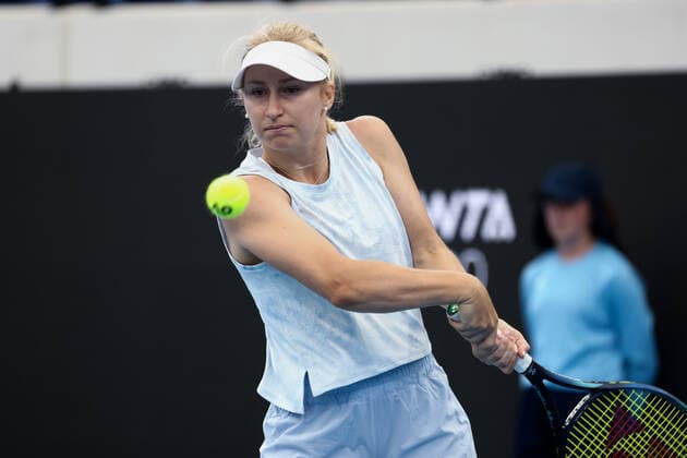 ADELAIDE, AUSTRALIA - JANUARY 04: Daria Saville of Australia hits a backhand during the WTA, Tennis Damen singles match between Daria Saville of Australia and Iga Swiatek of Poland on day two of the Adelaide International tennis tournament at Memorial Drive on January 04, 2022 in Adelaide, Australia. (Photo by Peter Mundy Speed Media Icon Sportswire) TENNIS: JAN 04 - Adelaide International Icon220104092