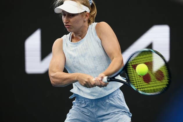 ADELAIDE, AUSTRALIA - JANUARY 04: Daria Saville of Australia hits a backhand during the WTA, Tennis Damen singles match between Daria Saville of Australia and Iga Swiatek of Poland on day two of the Adelaide International tennis tournament at Memorial Drive on January 04, 2022 in Adelaide, Australia. (Photo by Peter Mundy Speed Media Icon Sportswire) TENNIS: JAN 04 - Adelaide International Icon220104099