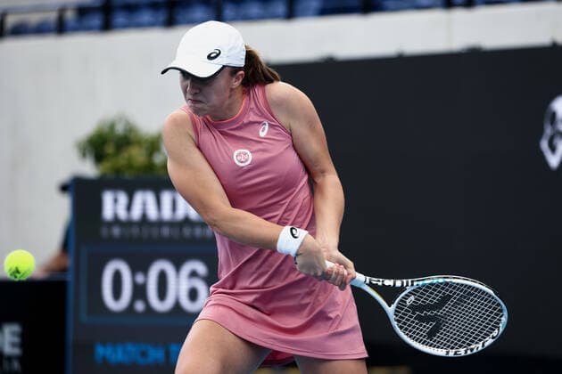 ADELAIDE, AUSTRALIA - JANUARY 04: Iga Swiatek of Poland hits a backhand during the WTA, Tennis Damen singles match between Daria Saville of Australia and Iga Swiatek of Poland on day two of the Adelaide International tennis tournament at Memorial Drive on January 04, 2022 in Adelaide, Australia. (Photo by Peter Mundy Speed Media Icon Sportswire) TENNIS: JAN 04 - Adelaide International Icon220104100