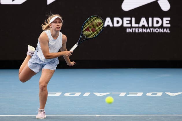 ADELAIDE, AUSTRALIA - JANUARY 04: Daria Saville of Australia serves the ball during the WTA, Tennis Damen singles match between Daria Saville of Australia and Iga Swiatek of Poland on day two of the Adelaide International tennis tournament at Memorial Drive on January 04, 2022 in Adelaide, Australia. (Photo by Peter Mundy Speed Media Icon Sportswire) TENNIS: JAN 04 - Adelaide International Icon220104107