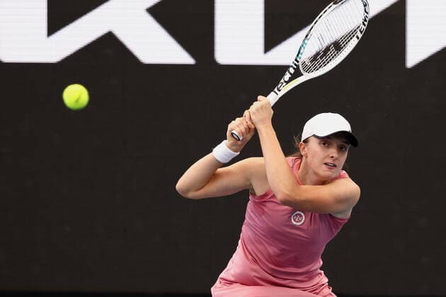 ADELAIDE, AUSTRALIA - JANUARY 04: Iga Swiatek of Poland hits a backhand during the WTA, Tennis Damen singles match between Daria Saville of Australia and Iga Swiatek of Poland on day two of the Adelaide International tennis tournament at Memorial Drive on January 04, 2022 in Adelaide, Australia. (Photo by Peter Mundy Speed Media Icon Sportswire) TENNIS: JAN 04 - Adelaide International Icon220104120