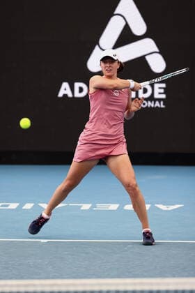 ADELAIDE, AUSTRALIA - JANUARY 04: Iga Swiatek of Poland plays a forehand during the WTA, Tennis Damen singles match between Daria Saville of Australia and Iga Swiatek of Poland on day two of the Adelaide International tennis tournament at Memorial Drive on January 04, 2022 in Adelaide, Australia. (Photo by Peter Mundy Speed Media Icon Sportswire) TENNIS: JAN 04 - Adelaide International Icon220104131