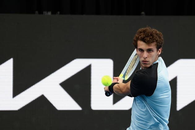 ADELAIDE, AUSTRALIA - JANUARY 04: Juan Manuel Cerundolo of Argentina hits a backhand during the ATP, Tennis Herren singles match between Juan Manuel Cerundolo of Argentina and Alex Bolt of Australia on day two of the Adelaide International tennis tournament at Memorial Drive on January 04, 2022 in Adelaide, Australia. (Photo by Peter Mundy Speed Media Icon Sportswire) TENNIS: JAN 04 - Adelaide International Icon220104160