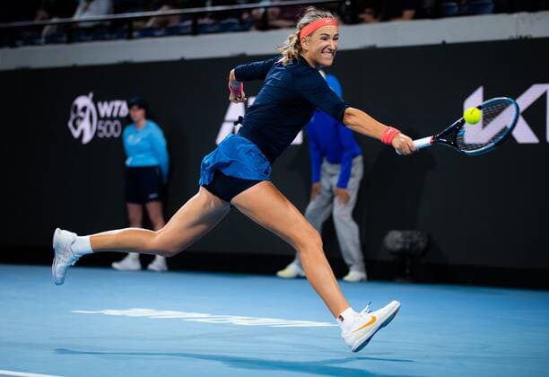 Mandatory Credit: Photo by Rob Prange Shutterstock (12683870hd) Victoria Azarenka of Belarus in action during the first round of the 2022 Adelaide International WTA, Tennis Damen 500 tennis tournament Adelaide International, Tennis, Memorial Drive Tennis Centre, Adelaide, Australia - 04 Jan 2022 Adelaide International, Tennis, Memorial Drive Tennis Centre, Adelaide, Australia - 04 Jan 2022  Copyright: xRobxPrange Shutterstockx 12683870hd