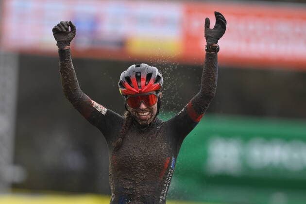 Bilder des Jahres 2022, Sport 01 Januar Sport Themen der Woche KW01 Sport Bilder des Tages Dutch Shirin van Anrooij celebrates as she crosses the finish line to win the women s elite race of the Cyclocross Gullegem cycling event, Tuesday 04 January 2022 in Gullegem. DAVIDxSTOCKMAN  x3165543x