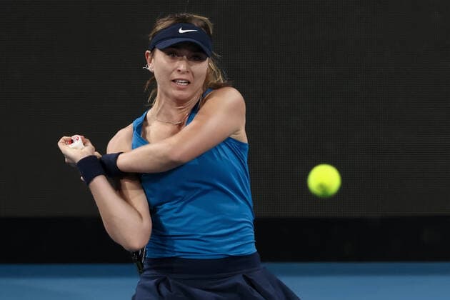 ADELAIDE, AUSTRALIA - JANUARY 04: Paula Badosa of Spain hits a backhand during the WTA, Tennis Damen singles match between Victoria Azarenka of Belarus and Paula Badosa of Spain on day two of the Adelaide International tennis tournament at Memorial Drive on January 04, 2022 in Adelaide, Australia. (Photo by Peter Mundy Speed Media Icon Sportswire) TENNIS: JAN 04 - Adelaide International Icon220104289