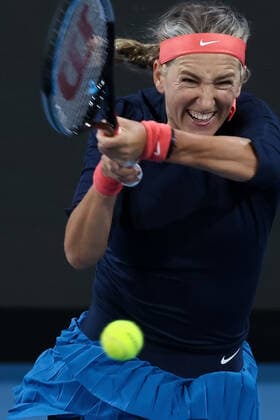 ADELAIDE, AUSTRALIA - JANUARY 04: Victoria Azarenka of Belarus hits a backhand during the WTA, Tennis Damen singles match between Victoria Azarenka of Belarus and Paula Badosa of Spain on day two of the Adelaide International tennis tournament at Memorial Drive on January 04, 2022 in Adelaide, Australia. (Photo by Peter Mundy Speed Media Icon Sportswire) TENNIS: JAN 04 - Adelaide International Icon220104318