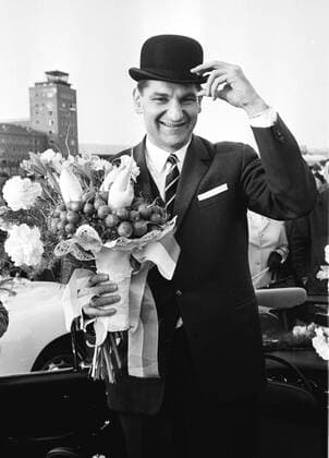 Petar Radi RADENKOVIC on the return of TSV 1860 Muenchen from London from the European Cup final 20 05 1965 with melon hat and radish bouquet,Celebrated despite defeat in the final of the European Cup Winners Cup HM