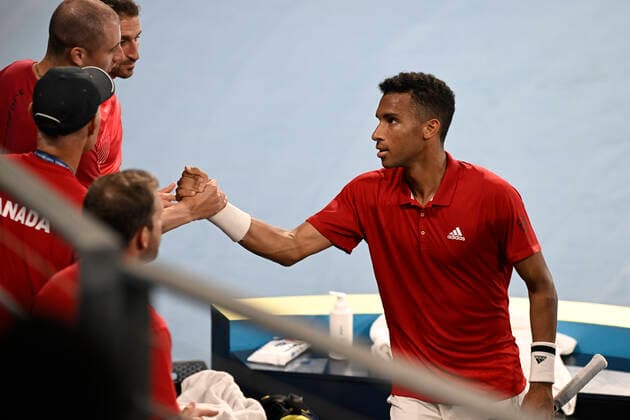4th January 2022: Ken Rosewall Arena, Sydney Olympic Park, Sydney, Australia; ATP, Tennis Herren Cup tennis tournament, Day 4 Canada versus Great Britain; Felix Auger-Aliassime of Team Canada celebrates with teammates after defeating Cameron Norrie of Team Great Britain  ActionPlus12353240 NigelxOwen