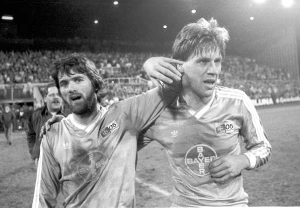 European Cup Winners Cup Bayer Uerdingen Dynamo Dresden 7 3 19 03 1986 Friedhelm and Wolfgang Funkel Uerdingen embrace after the match HM