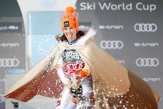Bilder des Jahres 2022, Sport 01 Januar Sport Themen der Woche KW01 Sport Bilder des Tages Audi FIS Ski World Cup Snow Queen Trophy - Women s Slalom ZAGREB, CROATIA - JANUARY 04: Petra Vlhova of Slovakia celebrate with champagne after the Audi FIS Ski World Snow Queen Trophy Woman s Salom on January 4, 2022 in Zagreb, Croatia. SlavkoxMidzor PIXSELL