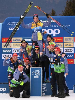 Bilder des Jahres 2022, Sport 01 Januar Sport Themen der Woche KW01 Sport Bilder des Tages Italy Cross Country Skiing Tour de Ski Men 6736120 04.01.2022 Third-placed Germany s Friedrich Moch, in center, and Germany s coaches pose during an award ceremony for the men s final climb mass start 10 km freestyle race at the Tour de Ski cross-country skiing event in Val di Fiemme, Italy. Alexey Filippov Sputnik Val di Fiemme Italy  Copyright: xAlexeyxFilippovx