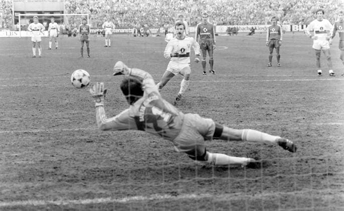 04 03 89 VfB Stuttgart FC Bayern München Germany, Stuttgart, 04 03 1989, Football, Bundesliga, VfB Stuttgart FC Bayern München 1 2 Raimond Aumann FC Bayern München stops Fritz Walters penalty kick VfB Stuttgart