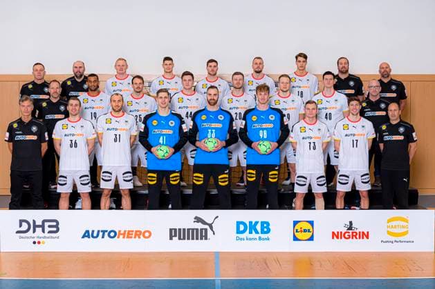 Grosswallstadt, Germany 04 January 2022 Mens EHF European Championship 2022, Media Day, Team and Portrait Photo Back from left National Coach Alfred Gislason, Co Coach Erik Wudtke, Patrick Wiencek, Sebastian Heymann, Johannes Golla, Julius Kühn Kuehn, Julian Köster Koester, Team Manager Oliver Roggisch, DHB Executive Board Sport Axel Kromer Middle Goalkeeper Coach Mattias Andersson, Djibril M Bengue, Kai Häfner, Christoph Steinert, Philipp Weber, Luca Witzke, Simon Ernst, Team Doctor Dr Philip Lübke Front Physiotherapist Peter Gräschus, Lukas Mertens, Marcel Schiller, Joel Birlehm, Andreas Wolff, Till Klimpke, Timo Kastening, Lukas Zerbe, Physioherapeut Bernd Götzenberger Großwallstadt Bayern Germany