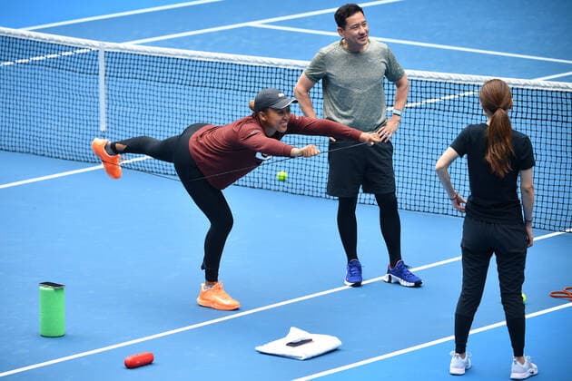 TENNIS MELBOURNE SUMMER SET, Naomi Osaka of Japan (left) trains during a practice session on Day 3 of the Melbourne Summer Set tennis tournament at Melbourne Park in Melbourne, Wednesday, January 5, 2022. ( NO ARCHIVING, EDITORIAL USE ONLY, NO USE IN BOOKS WITHOUT CONSENT MELBOURNE VIC AUSTRALIA  Copyright: xJAMESxROSSx 20220105001610884557