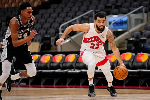 January 4, 2022, Toronto, ON, Canada: Toronto Raptors guard Fred VanVleet (23) drives past San Antonio Spurs guard Devin Vassell (24) during first half NBA, Basketball Herren, USA basketball action in Toronto on Tuesday, January 4, 2022. Canada News - January 4, 2022  - ZUMAc35_ 20220104_zaf_c35_040 Copyright: xFrankxGunnx