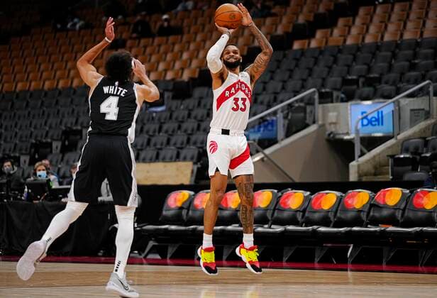 January 4, 2022, Toronto, ON, Canada: Toronto Raptors guard Gary Trent Jr. (33) shoots over San Antonio Spurs guard Derrick White (4) during first half NBA, Basketball Herren, USA basketball action in Toronto on Tuesday, January 4, 2022. Canada News - January 4, 2022  - ZUMAc35_ 20220104_zaf_c35_041 Copyright: xFrankxGunnx