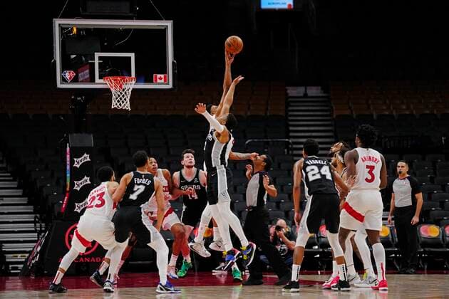January 4, 2022, Toronto, ON, Canada: The San Antonio Spurs and Toronto Raptors line up for a jump-ball with no fans in the seats during first half NBA, Basketball Herren, USA basketball action in Toronto on Tuesday, January 4, 2022. Canada News - January 4, 2022  - ZUMAc35_ 20220104_zaf_c35_051 Copyright: xFrankxGunnx