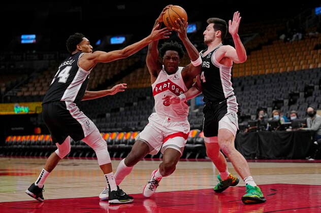 January 4, 2022, Toronto, ON, Canada: Toronto Raptors forward OG Anunoby (3) drives between San Antonio Spurs guard Devin Vassell (24) and forward Drew Eubanks (14) during first half NBA, Basketball Herren, USA basketball action in Toronto on Tuesday, January 4, 2022. Canada News - January 4, 2022  - ZUMAc35_ 20220104_zaf_c35_053 Copyright: xFrankxGunnx