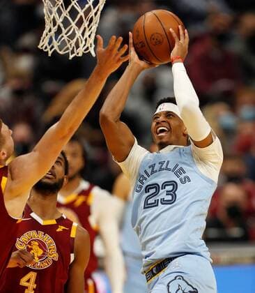 Jarrett Culver (R) of the Memphis Grizzlies goes to the basket against the Cleveland Cavaliers, during the NBA, Basketball Herren, USA game between the Cleveland Cavaliers and the Memphis Grizzlies, at Rocket Mortgage Fieldhouse in Cleveland, Ohio, US, 04 January 2022. Memphis Grizzlies at Cleveland Cavaliers !ACHTUNG: NUR REDAKTIONELLE NUTZUNG!  Copyright: xDAVIDxMAXWELLx AME7407 20220105-c6b528ca29459e434cfe85f94235a1f65d51c8ea