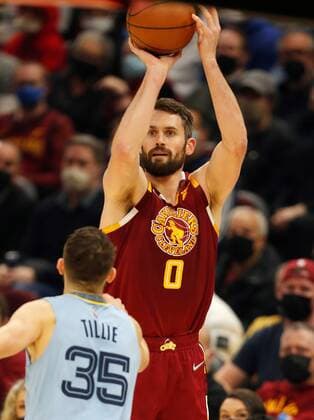 Kevin Love (R) of the Cleveland Cavaliers puts a shot up as Killian Tillie (L) of the Memphis Grizzlies defends, during the NBA, Basketball Herren, USA game between the Cleveland Cavaliers and the Memphis Grizzlies, at Rocket Mortgage Fieldhouse in Cleveland, Ohio, US, 04 January 2022. Memphis Grizzlies at Cleveland Cavaliers !ACHTUNG: NUR REDAKTIONELLE NUTZUNG!  Copyright: xDAVIDxMAXWELLx AME7406 20220105-621676b7026f05de6009f86dbc7c4d0d7e2846f0