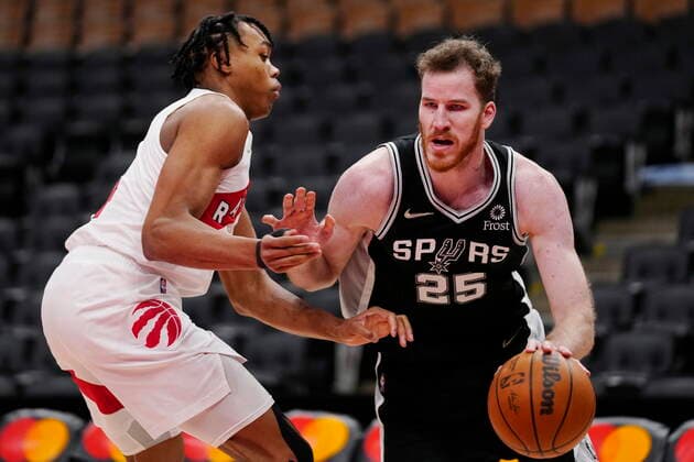 January 4, 2022, Toronto, ON, Canada: San Antonio Spurs centre Jakob Poeltl (25) drives past Toronto Raptors forward Scottie Barnes (4) during second half NBA, Basketball Herren, USA basketball action in Toronto on Tuesday, January 4, 2022. Canada News - January 4, 2022  - ZUMAc35_ 20220104_zaf_c35_054 Copyright: xFrankxGunnx