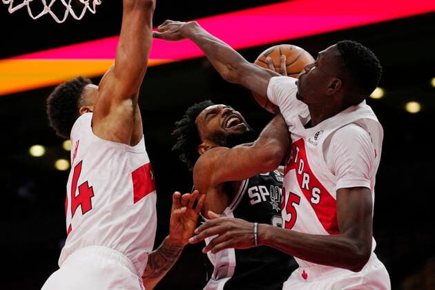 January 4, 2022, Toronto, ON, Canada: San Antonio Spurs forward Keita Bates-Diop (31) is stopped by Toronto Raptors centre Khem Birch (24) and forward Chris Boucher (25) during second half NBA, Basketball Herren, USA basketball action in Toronto on Tuesday, January 4, 2022. Canada News - January 4, 2022  - ZUMAc35_ 20220104_zaf_c35_056 Copyright: xFrankxGunnx