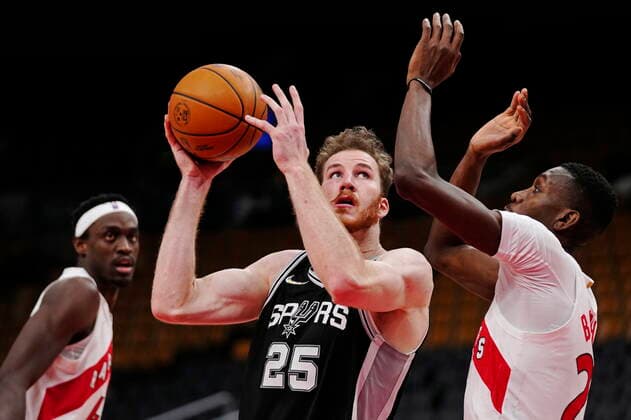 January 4, 2022, Toronto, ON, Canada: San Antonio Spurs centre Jakob Poeltl (25) shoots over Toronto Raptors forward Chris Boucher (25) as Raptors forward Pascal Siakam (43) looks on during second half NBA, Basketball Herren, USA basketball action in Toronto on Tuesday, January 4, 2022. Canada News - January 4, 2022  - ZUMAc35_ 20220104_zaf_c35_058 Copyright: xFrankxGunnx