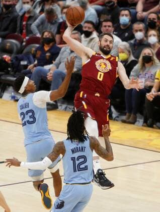 Kevin Love (R) of the Cleveland Cavaliers passes the ball as he is defended by Ja Morant (C) and Jarrett Culver (L) of the Memphis Grizzlies, during the NBA, Basketball Herren, USA game between the Cleveland Cavaliers and the Memphis Grizzlies, at Rocket Mortgage Fieldhouse in Cleveland, Ohio, US, 04 January 2022. Memphis Grizzlies at Cleveland Cavaliers !ACHTUNG: NUR REDAKTIONELLE NUTZUNG!  Copyright: xDAVIDxMAXWELLx AME7411 20220105-617be4263eaa88b9e48bfe7ec38789b5a08fba7c