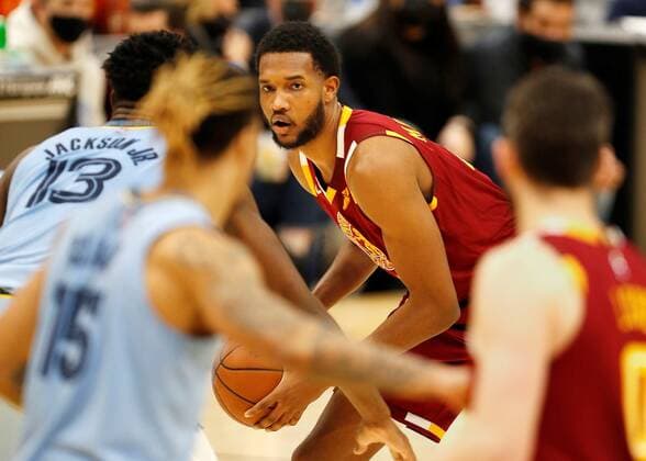 Evan Mobley (C) of the Cleveland Cavaliers in action against the Memphis Grizzlies, during the NBA, Basketball Herren, USA game between the Cleveland Cavaliers and the Memphis Grizzlies, at Rocket Mortgage Fieldhouse in Cleveland, Ohio, US, 04 January 2022. Memphis Grizzlies at Cleveland Cavaliers !ACHTUNG: NUR REDAKTIONELLE NUTZUNG!  Copyright: xDAVIDxMAXWELLx AME7414 20220105-4a0cd65fd0127837ab6313e7bd9fa58945609bfa