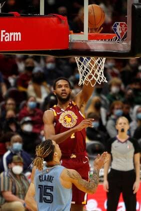 Evan Mobley (R) of the Cleveland Cavaliers puts a shot up as Brandon Clarke (L) of the Memphis Grizzlies defends, during the NBA, Basketball Herren, USA game between the Cleveland Cavaliers and the Memphis Grizzlies, at Rocket Mortgage Fieldhouse in Cleveland, Ohio, US, 04 January 2022. Memphis Grizzlies at Cleveland Cavaliers !ACHTUNG: NUR REDAKTIONELLE NUTZUNG!  Copyright: xDAVIDxMAXWELLx AME7412 20220105-b8a71202e2149af145500fcc004d2fb2bc2e57dc