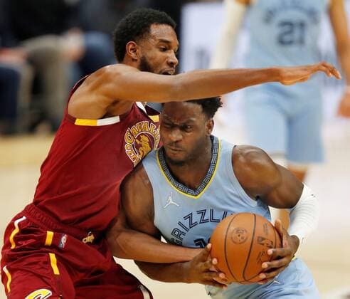 Evan Mobley (L) of the Cleveland Cavaliers defends against Jaren Jackson Jr. (R) of the Memphis Grizzlies, during the NBA, Basketball Herren, USA game between the Cleveland Cavaliers and the Memphis Grizzlies, at Rocket Mortgage Fieldhouse in Cleveland, Ohio, US, 04 January 2022. Memphis Grizzlies at Cleveland Cavaliers !ACHTUNG: NUR REDAKTIONELLE NUTZUNG!  Copyright: xDAVIDxMAXWELLx AME7418 20220105-652f883423a2ad677bf55cc3665680ac00f27d7e