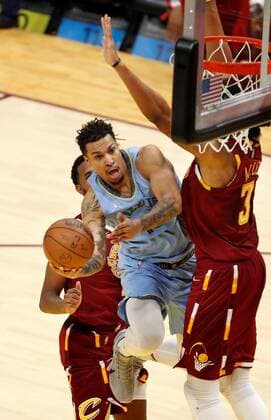 Brandon Clarke (C) of the Memphis Grizzlies works to the basket against Evan Mobley (L) and Jarrett Allen (R) of the Cleveland Cavaliers, during the NBA, Basketball Herren, USA game between the Cleveland Cavaliers and the Memphis Grizzlies, at Rocket Mortgage Fieldhouse in Cleveland, Ohio, US, 04 January 2022. Memphis Grizzlies at Cleveland Cavaliers !ACHTUNG: NUR REDAKTIONELLE NUTZUNG!  Copyright: xDAVIDxMAXWELLx AME7422 20220105-b8f33f7046681b8efbe352f869ea40c6cf57c1c8