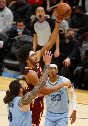 Jarrett Allen (C) of the Cleveland Cavaliers puts a shot up between Steven Adams (L) and Jarrett Culver (R) of the Memphis Grizzlies, during the NBA, Basketball Herren, USA game between the Cleveland Cavaliers and the Memphis Grizzlies, at Rocket Mortgage Fieldhouse in Cleveland, Ohio, US, 04 January 2022. Memphis Grizzlies at Cleveland Cavaliers !ACHTUNG: NUR REDAKTIONELLE NUTZUNG!  Copyright: xDAVIDxMAXWELLx AME7447 20220105-cbac21ff8af66ae18450a3a2ab20206a5efe8227