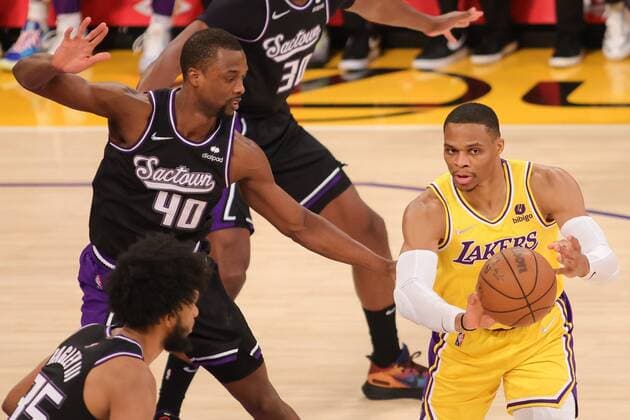 Russell Westbrook 0 of the LA Lakers passes the ball as he is guarded by Harrison Barnes 40 of the Sacramento Kings during a NBA, Basketball Herren, USA basketball game, at Crypto.com Arena in Los Angeles, 4 January 2022. Los Angeles Lakers vs Sacramento Kings !ACHTUNG: NUR REDAKTIONELLE NUTZUNG!  Copyright: xPHILLIPxKIMx AME7451 20220105-68f6af3db73a4c61c6005711a65281adbcce68b9