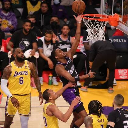 De Aaron Fox 5 of the Sacramento Kings drives the ball during the 1st quarter vs the LA Lakers as Avery Bradley 20 of the Lakers looks on during a NBA, Basketball Herren, USA basketball game, at Crypto.com Arena in Los Angeles, 4 January 2022. Los Angeles Lakers vs Sacramento Kings !ACHTUNG: NUR REDAKTIONELLE NUTZUNG!  Copyright: xPHILLIPxKIMx AME7454 20220105-b797542e9fb7f82f0a549f1238fbd49fd25f8eef