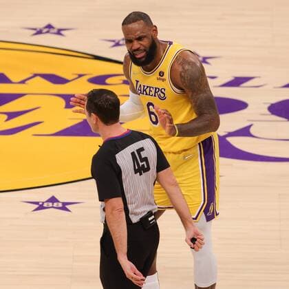 LeBron James 6 of the LA Lakers disputes a call with NBA, Basketball Herren, USA referee Brian Forte 45 during a NBA basketball game, at Crypto.com Arena in Los Angeles, 4 January 2022. Los Angeles Lakers vs Sacramento Kings !ACHTUNG: NUR REDAKTIONELLE NUTZUNG!  Copyright: xPHILLIPxKIMx AME7460 20220105-60c5d60f937a8a8b9b6bd9dc497651c31831e2e0