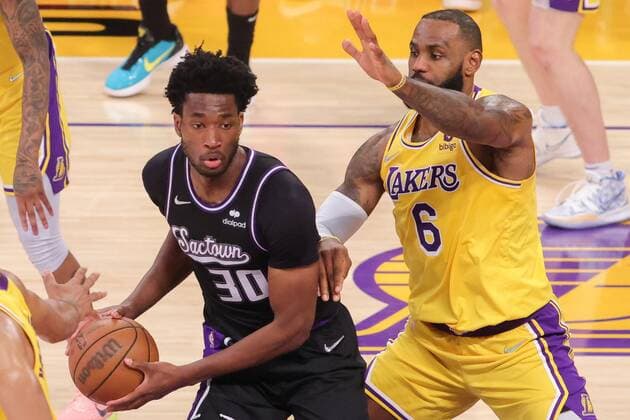 Damian Jones 30 of the Sacramento Kings is defended by LeBron James 6 of the LA Lakers during a NBA, Basketball Herren, USA basketball game, at Crypto.com Arena in Los Angeles, 4 January 2022. Los Angeles Lakers vs Sacramento Kings !ACHTUNG: NUR REDAKTIONELLE NUTZUNG!  Copyright: xPHILLIPxKIMx AME7459 20220105-d34647114727768bfe170c90ca5873f3d0b32024