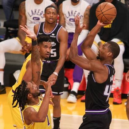 Harrison Barnes 40 of the Sacramento Kings shoots over defender Trevor Ariza 1 of the LA Lakers during a NBA, Basketball Herren, USA basketball game, at Crypto.com Arena in Los Angeles, 4 January 2022. Los Angeles Lakers vs Sacramento Kings !ACHTUNG: NUR REDAKTIONELLE NUTZUNG!  Copyright: xPHILLIPxKIMx AME7464 20220105-1f23a4b8fd6d42315de0c3d3826d4c13537f7594