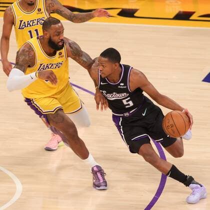 De Aaron Fox 5 of the Sacramento Kings dribbles around defender LeBron James 6 of the LA Lakers during a NBA, Basketball Herren, USA basketball game, at Crypto.com Arena in Los Angeles, 4 January 2022. Los Angeles Lakers vs Sacramento Kings !ACHTUNG: NUR REDAKTIONELLE NUTZUNG!  Copyright: xPHILLIPxKIMx AME7465 20220105-4a4f4adeee48b3be0e139dc1a085ae906ce346a1