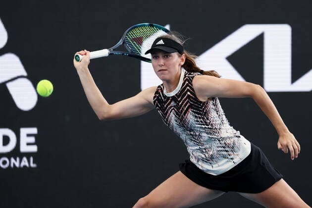 ADELAIDE, AUSTRALIA - JANUARY 05:Kaja Juvan of Slovenia plays a forehand during the WTA, Tennis Damen singles match between Kaja Juvan of Slovenia and Aryna Sabalenka of Belarus on day three of the Adelaide International tennis tournament at Memorial Drive on January 05, 2022 in Adelaide, Australia. (Photo by Peter Mundy Speed Media Icon Sportswire) TENNIS: JAN 05 Adelaide International Icon220105053