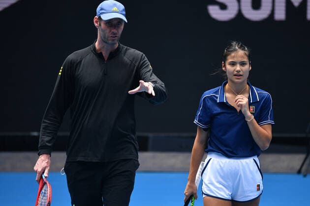 TENNIS MELBOURNE SUMMER SET, Emma Raducanu (right) of Britain looks on during a practice session on Day 3 of the Melbourne Summer Set tennis tournament at Melbourne Park in Melbourne, Wednesday, January 5, 2022. ( NO ARCHIVING, EDITORIAL USE ONLY, NO USE IN BOOKS WITHOUT CONSENT MELBOURNE VIC AUSTRALIA  Copyright: xJAMESxROSSx 0146944295st